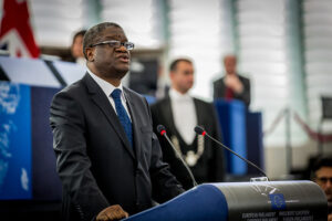Remise du prix Sakharov 2014 à Denis Mukwege au Parlement européen, Strasbourg 26 novembre 2014. Image du domaine public.