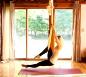 Le Fly yoga permet de se relaxer tout en travaillant ses muscles. Capture d'écran YouTube.