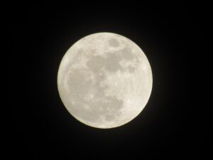 Pleine lune... Image du domaine public.